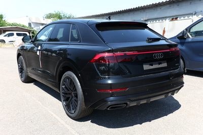 Audi Q8 — photo 6